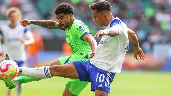 Wolfsburgs Paulo Otavio (r.) und Schalkes Rodrigo Zalazar kämpfen um den Ball. © IMAGO / RHR-Foto 