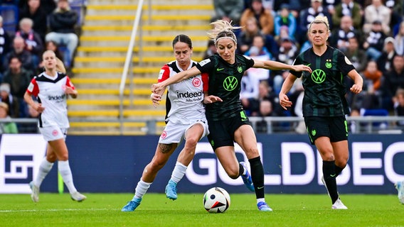 Wolfsburgs Kathrin Hendrich (r.) im Zweikampf mit Frankfurts Geraldine Reuteler © Imago Images 