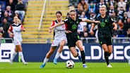 Wolfsburgs Kathrin Hendrich (r.) im Zweikampf mit Frankfurts Geraldine Reuteler © Imago Images 