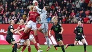 Bayerns Glodis Viggosdottir (l.) und Torhüterin Ena Mahmutovic knallen bei einem Abwehrversuch eines Balles zusammen © picture alliance Foto: picture alliance/dpa | Daniel Löb