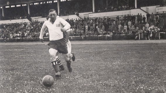 Szene aus dem Jahr 1942: Erwin Seeler vom Hamburger SV im Spiel gegen Werder Bremen © Witters 