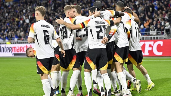 Die deutschen Spieler bejubeln ein Tor. © IMAGO / Jan Huebner 