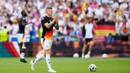 Toni Kroos applaudiert beim Aufwärmen den Fans. © IMAGO / NurPhoto 