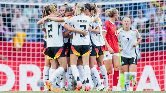Die deutschen Spielerinnen jubeln. © IMAGO / Beautiful Sports 