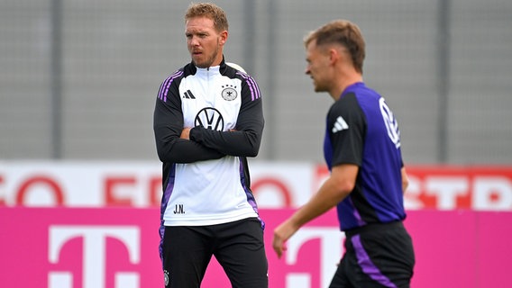 Bundestrainer Julian Nagelsmann (l.) und Joshua Kimmich © IMAGO / SVen Simon 