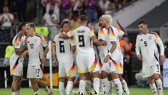 Die deutsche Mannschaft jubelt beim Nations-League-Spiel gegen Ungarn. © IMAGO / HMB-Media 