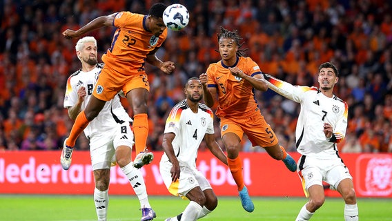 Denzel Dumfries (Niederlande) beim Kopfball im Spiel gegen Deutschland © IMAGO/MIS 