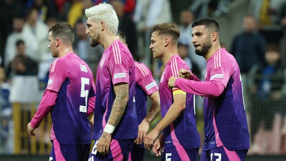 Bosnien-Herzegowina - Deutschland, Gruppenphase, Gruppe 3, 3. Spieltag, Stadion Bilino Polje, Deutschlands Deniz Undav (r) jubelt nach seinem Tor zum 0:1 mit (r-l) Joshua Kimmich, Robert Andrich und Pascal Groß. © picture alliance 