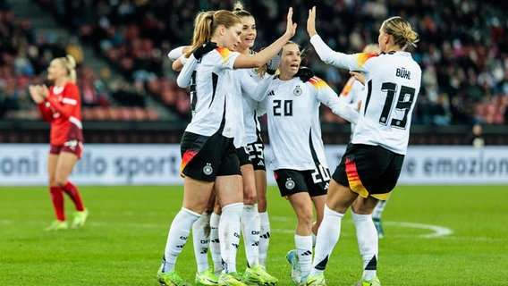 Deutschlands Spielerinnen bejubeln einen Treffer © Imago Images Foto: BEAUTIFUL SPORTS/Wunderl