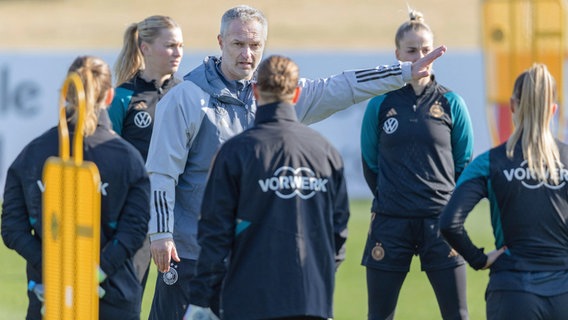 Die deutsche Nationalmannschaft der Frauen beim Training mit Trainer Christian Wück © IMAGO / Kessler-Sportfotografie 