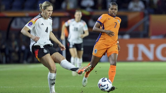 Deutschlands Rebecca Knaak am Ball © Imago Images 