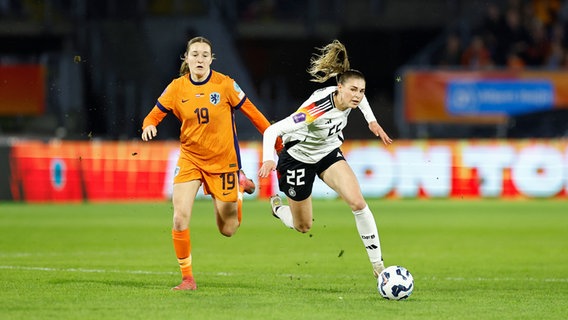 Deutschlands Jule Brand am Ball © picture alliance Foto: picture alliance/dpa | Toin Damen