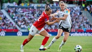 Die deutsche Nationalspielerin Laura Freigang (r.) im Duell mit der Österreicherin Laura Wienroither © IMAGO / Eibner 