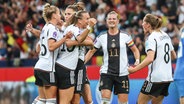 Torjubel Deutschland Klara Buehl (Deutschland, 19) freut sich nach ihrem Treffer zum 1-0 mit Giulia Gwinn (Deutschland, 15) Alexandra Popp (Deutschland, 11) Sydney Lohmann (Deutschland, 8) © Imago Foto: Nico Herbertz