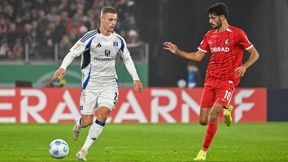 HSV-Verteidiger Miro Muheim (l.) und Freiburgs Eren Dinkci kämpfen um den Ball. © IMAGO / Eibner 