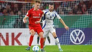 HSV-Spieler Jonas Meffert (r.) und Freiburgs Philipp Lienhart kämpfen um den Ball. © IMAGO / Steinsiek.ch 