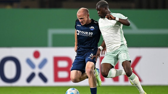 Bremens Derrick Köhn (r.) und Paderborns Sven Michel kämpfen um den Ball. © IMAGO / Kirchner-Media 