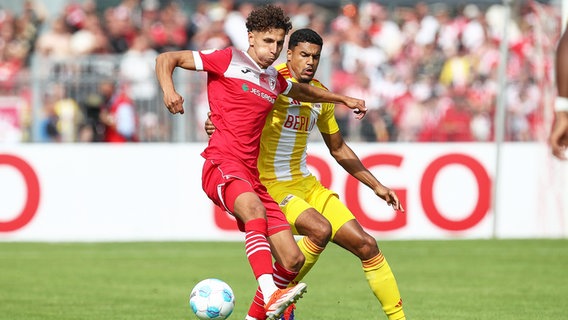 Soufian Benyamina vom Greifswalder FC Danilho Doekhi von Union Berlin © IMAGO / Jan Huebner 