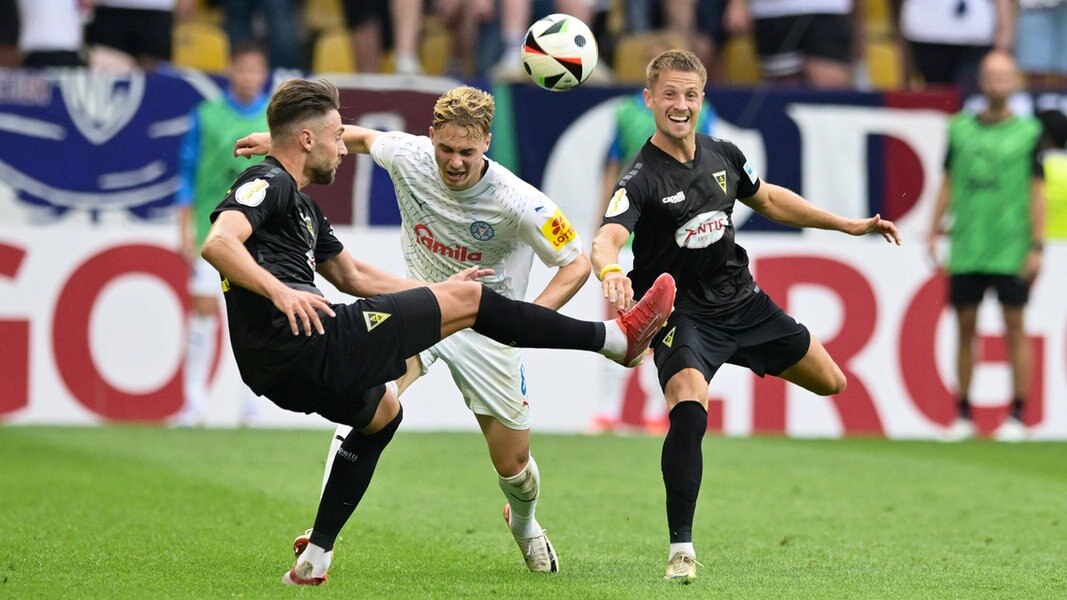 Pokalfight in Aachen: Holstein Kiel kämpft sich in zweite Runde