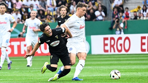 Patrick Erras (r.) von Holstein Kiel und Sofiane El-Faouzi von Alemannia Aachen kämpfen um den Ball. © picture alliance/dpa | Roberto Pfeil 