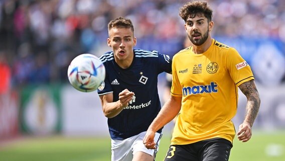 HSV-Akteur Filip Bilbija (l.) und Bayreuths Moritz Heinrich kämpfen um den Ball. © Witters/Lennart Preiss 