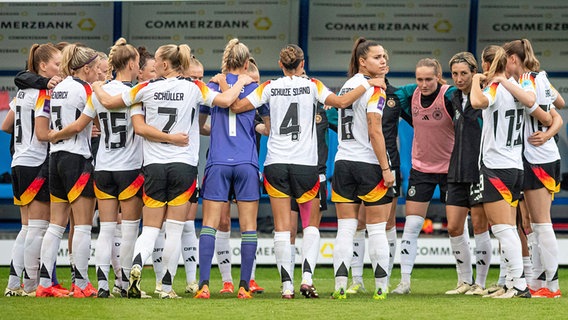 Kreis der deutschen Frauen-Nationalmannschaft © IMAGO / Fotostand Foto: Oliver Baumgart