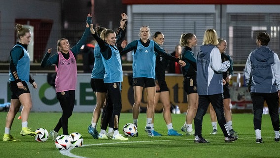 Gute Laune bei der deutsche Fußball-Nationalmannschaft der Frauen © IMAGO/Eibner-Pressefoto Foto: Memmler