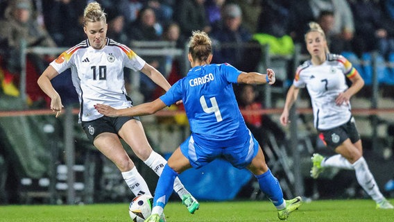 Laura Freigang (l.) im Duell mit Italiens Arianna Caruso. © picture alliance / dpa / Revierfoto 