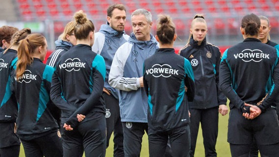 Frauen-Bundestrainer Christian Wück mit seinem Team beim Training © picture alliance / Fotostand | Fotostand / Fantini 