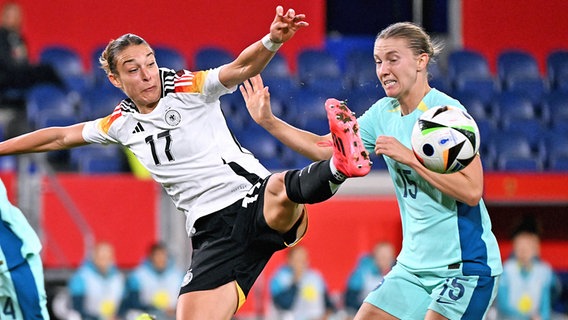 Deutschlands Nationalspielerin Felicitas Rauch (l.) im Duell mit der Australierin Clare Hunt © IMAGO / Uwe Kraft 