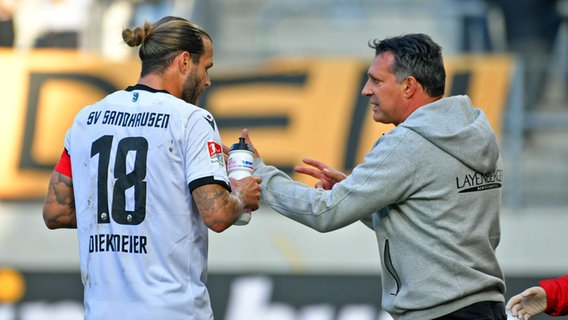 Dennis Diekmeier (l.) und Alois Schwartz vom SV Sandhausen © imago images/Eibner Foto: Bert Harzer