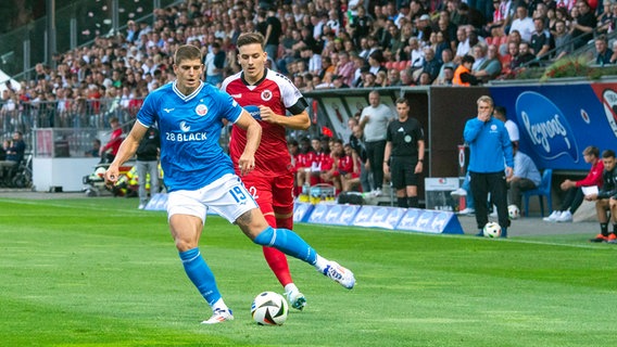 Rostocks Jan Mejdr (l.) im Zweikampf mit Kölns Said El Mala © Imago Images 