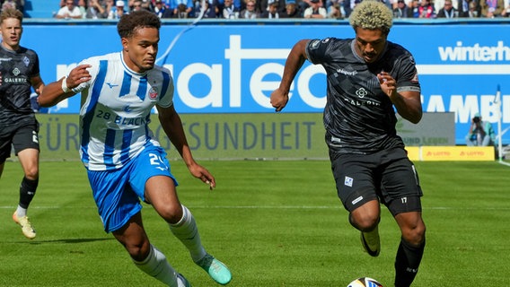 Rostocks Dario Gebuhr (l.) im Zweikampf mit Mannheims Samuel Abifade © Imago Images Foto: xChristophxKinzingerx