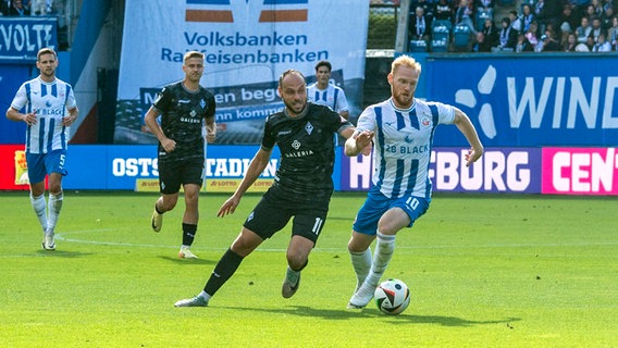 Rostocks Nils Fröling (r.) im Zweikampf mit Mannheims Rico Benatelli © Imago Images 