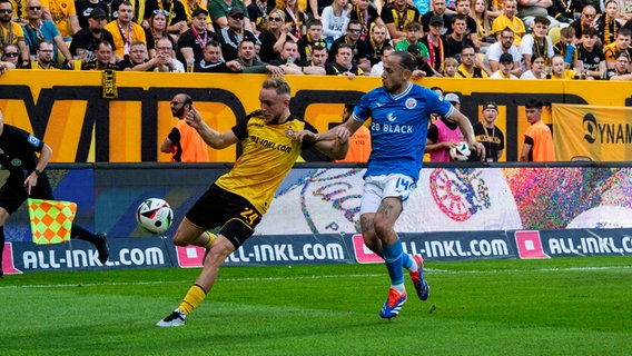 Rostocks Adrien Lebeau (r.) im Kopfballduell Dresdens Tony Menzel © Imago Images 