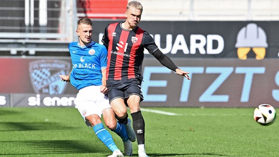 Rostocks Nico Neidhart (l.) im Zweikampf mit Ingolstadts Dennis Borkowski © Imago Images 