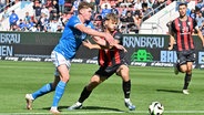 Rostocks Ryan Naderi (l.) im Zweikampf mit Ingolstadts Niclas Dühring © Imago Images 