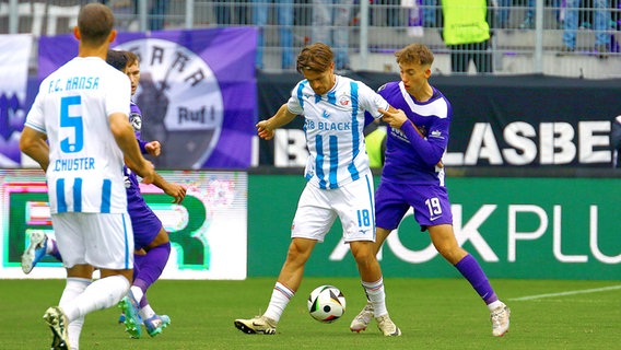 Rostocks Sigurd Haugen (l.) im Duell mit Aues Tim Hoffmann © Imago Images 