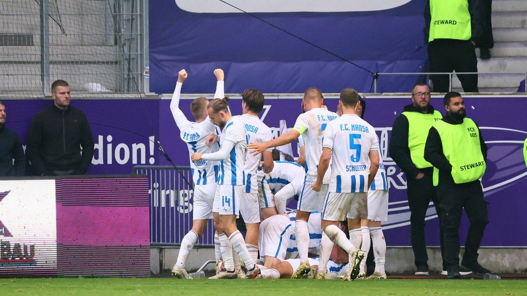 Sieg in Aue: Hansa Rostock jubelt in der Nachspielzeit