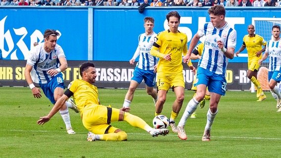 Rostocks Ryan Naderi (r.) im Zweikampf mit Aachens Mika Hanraths © Imago Images 