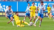 Rostocks Ryan Naderi (r.) im Zweikampf mit Aachens Mika Hanraths © Imago Images 