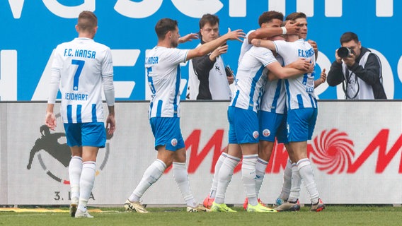 I giocatori del Rostock festeggiano il gol. © Imago/Andy Bonning 