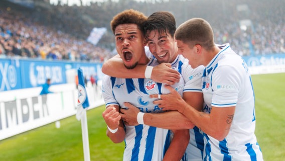 Rostock-Spieler bejubeln einen Treffer. © IMAGO / Andy Bünning 