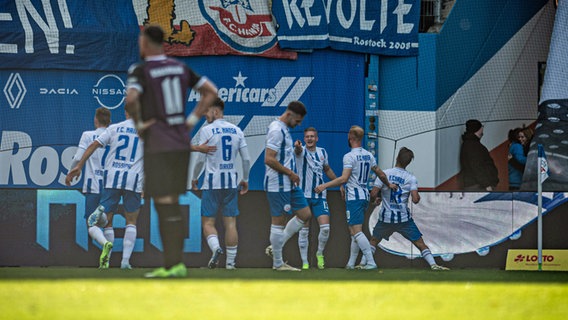 Rostocks Spieler bejubeln einen Treffer © Imago Images Foto: Fotostand/Voelker