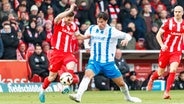 Rostocks Ahmet Gürleyen (r.) und Axel Borgmann (Cottbus) kämpfen um den Ball. © IMAGO / Andy Bünning 