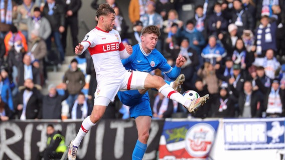 Rostocks Ryan Naderi (m.) im Zweikampf mit Stuttgarts Dominik Nothnagel © Imago Images 