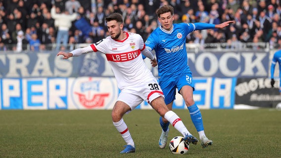 Rostocks Alexander Rossipal (r.) im Zweikampf mit Stuttgarts Eliot Bujupi © Imago Images 