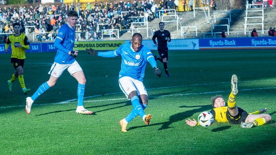 Rostocks Christian Kinsombi erzielt  den Treffer zum 1:0 © Imago Images 