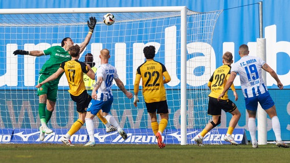 Rostocks Nils Fröling (3.v.l.) trifft per Kopf gegen Dresden. © IMAGO / Andy Bünning 