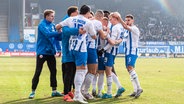 Rostock-Spieler bejubeln einen Treffer. © IMAGO / Fotostand 